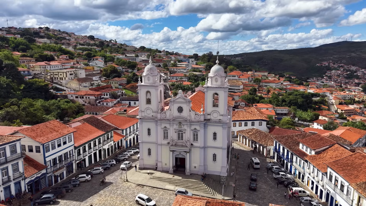 Cidade natal de Juscelino Kubitschek e de Chica da Silva, a cidade é considerada Patrimônio Cultural da Humanidade pela UNESCO em 1999 e tombada pelo IPHAN em 1938.
