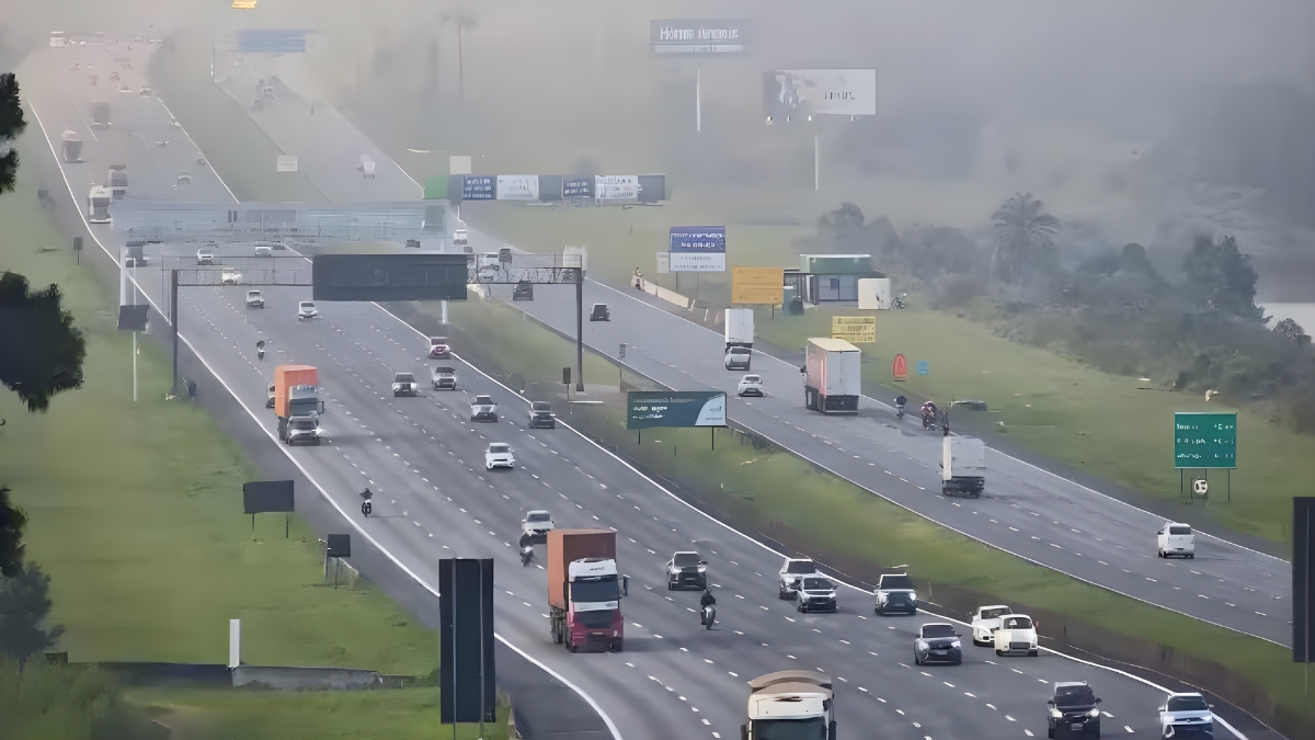 Diversos carros estão rumo à São Paulo na manhã desta terça-feira (14)