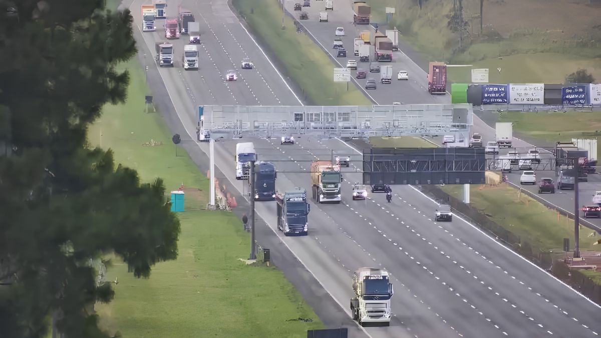 Rodovias de São Paulo estão apresentando lentidão nesta véspera de feriado