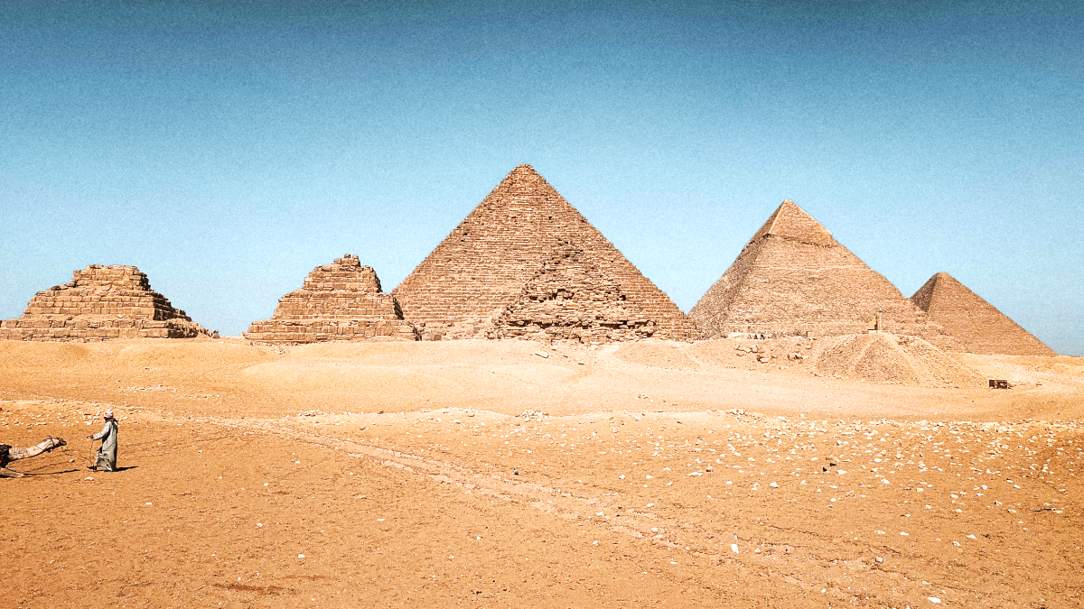 Atualmente, estima-se que a Grande Pirâmide seja composta por cerca de 2,3 milhões de blocos de pedra