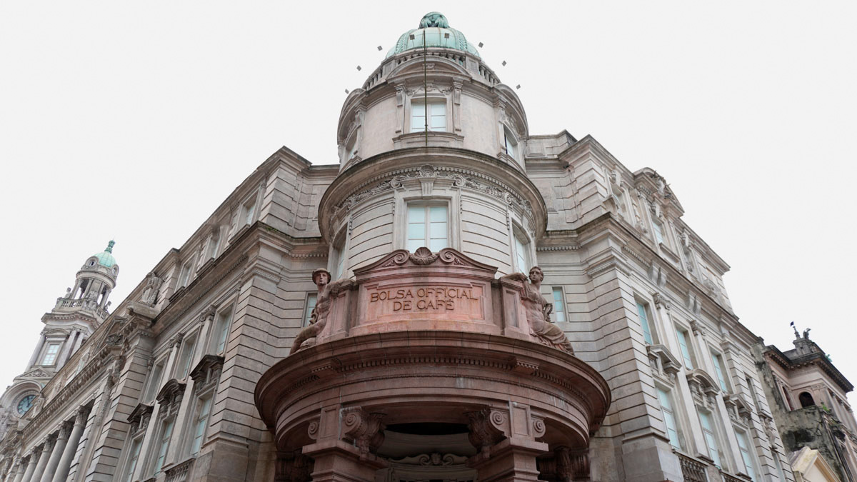 A Santos carrega em suas ruas, casarões e no porto uma história que atravessa continentes.