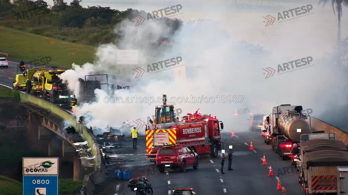 Carreta tombou na Rodovia dos Imigrantes e pega fogo na madrugada desta quinta-feira