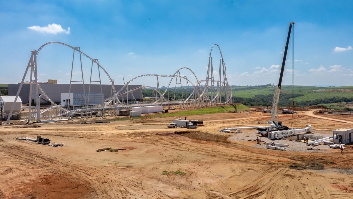 O canteiro de obras do Cacau Park e, ao fundo, a Ghost Rider, maior montanha-russa da América Latina