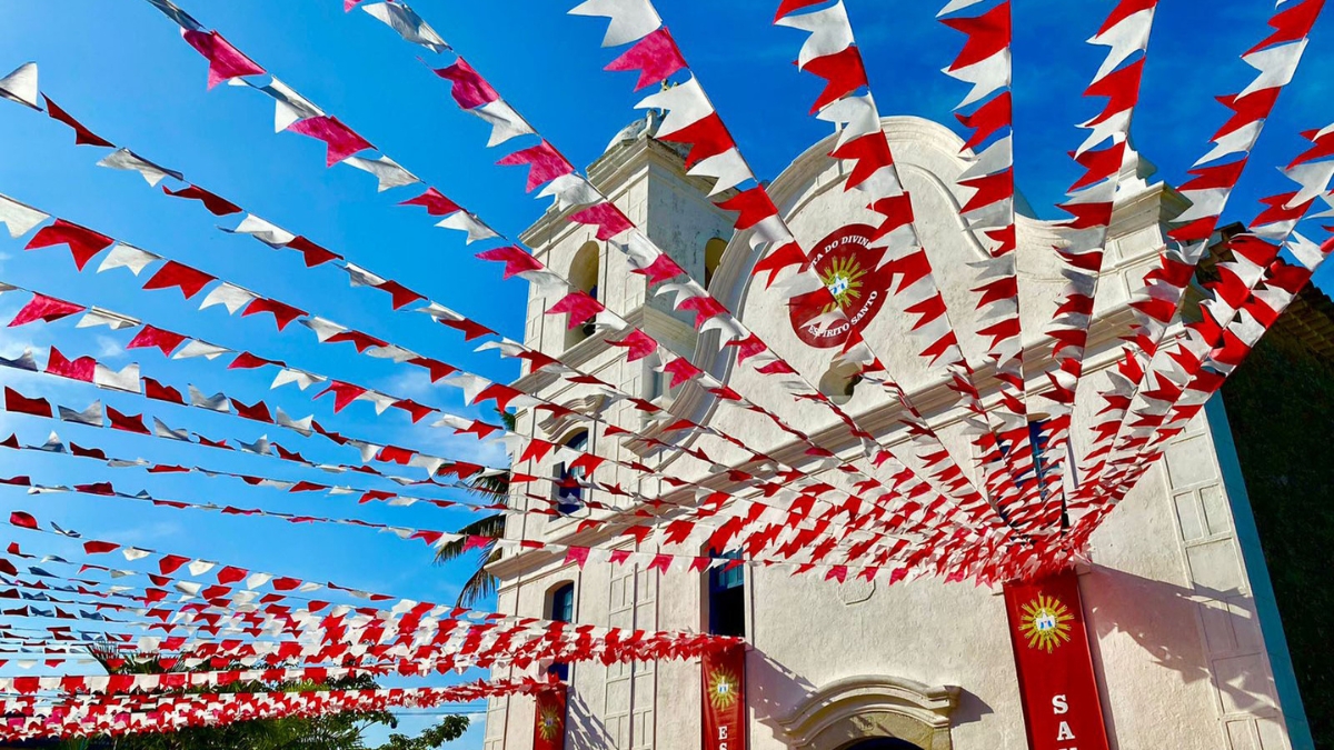 Trazida por colonizadores portugueses, a festividade mistura fé e cultura popular, que costumam ocorrer entre Maio e Junho.