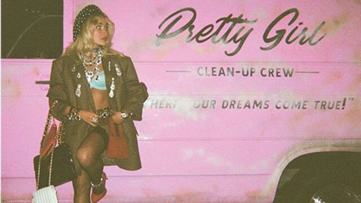 Capa do single House Tour, de Sabrina Carpenter, apresentada no formato vinil de 7 polegadas, destacando o design visual do lançamento e sua identidade artística