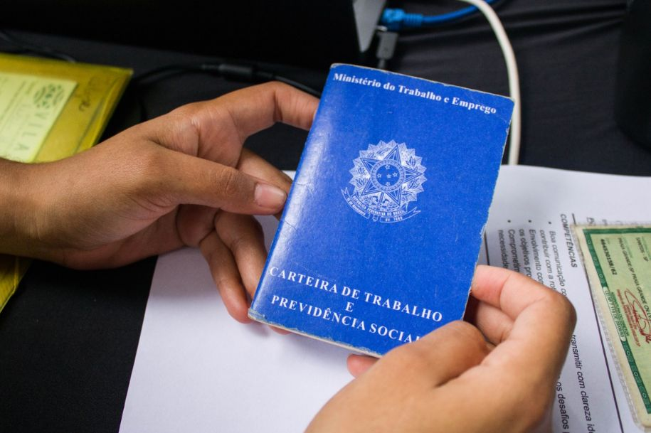 255 mil pessoas são efetivadas em fevereiro