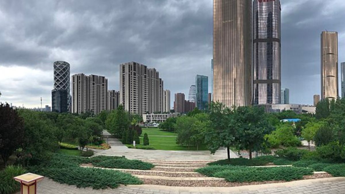 Com 311 dias de ar limpo em 2025, Pequim celebra uma virada histórica enquanto uma névoa de microplásticos invisíveis emerge como o próximo grande desafio das megacidades