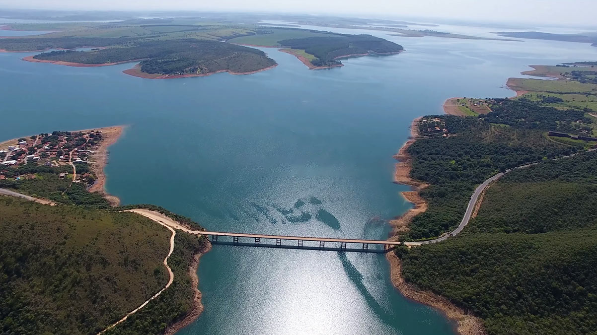 Durante o verão, o nível mais alto da água favorece atividades no entorno da represa e aumenta a presença de turistas