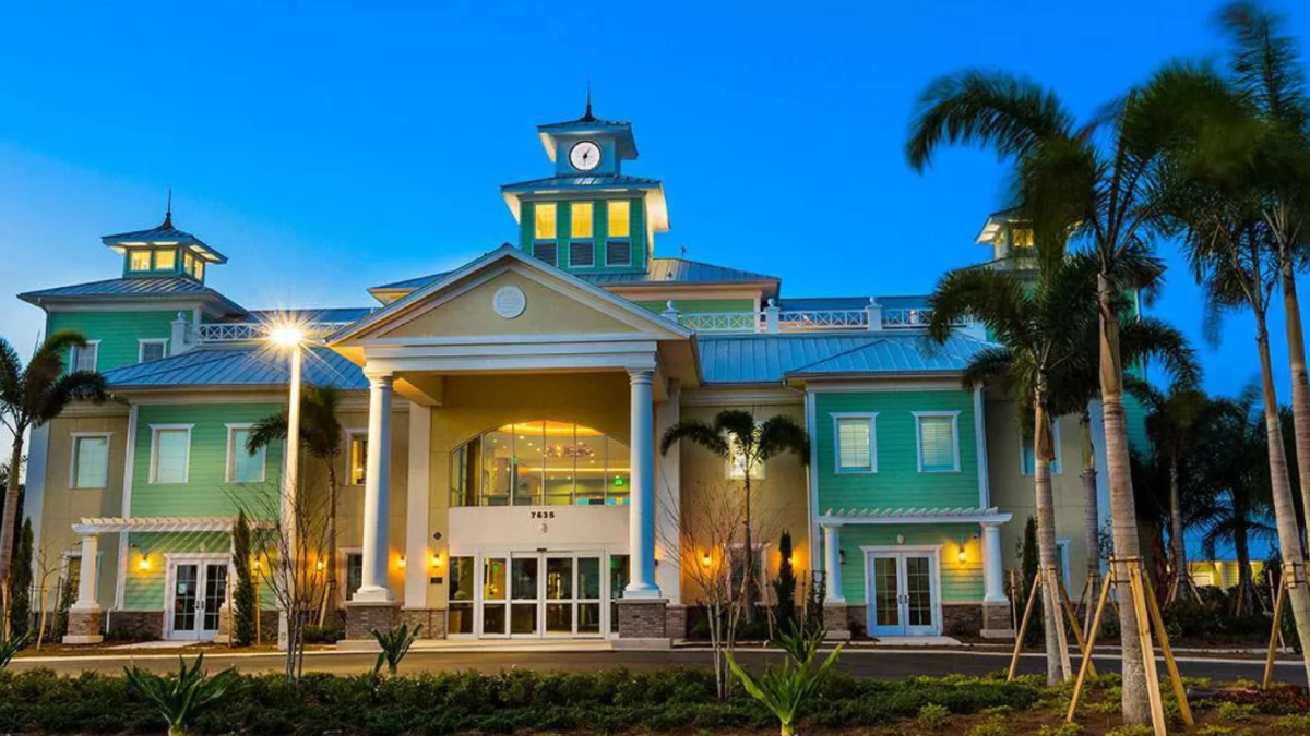 A mansão impressiona pelo planejamento voltado ao convívio familiar