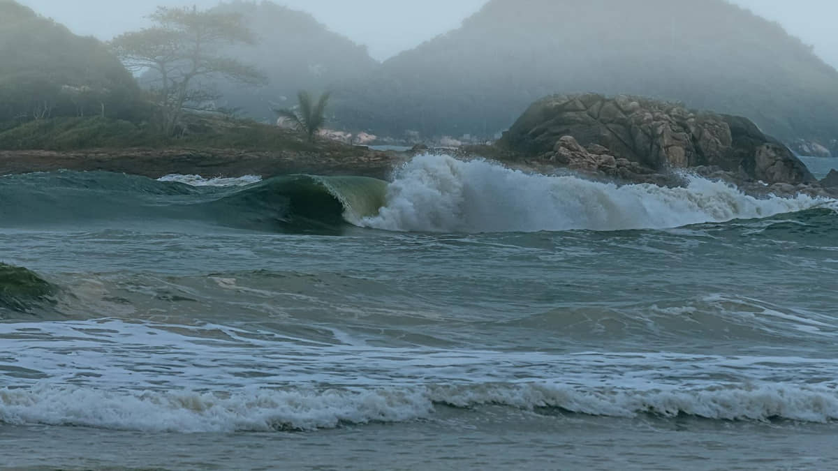Mar agitado em Guarujá, no litoral paulista, após movimentações marítimas de ressaca