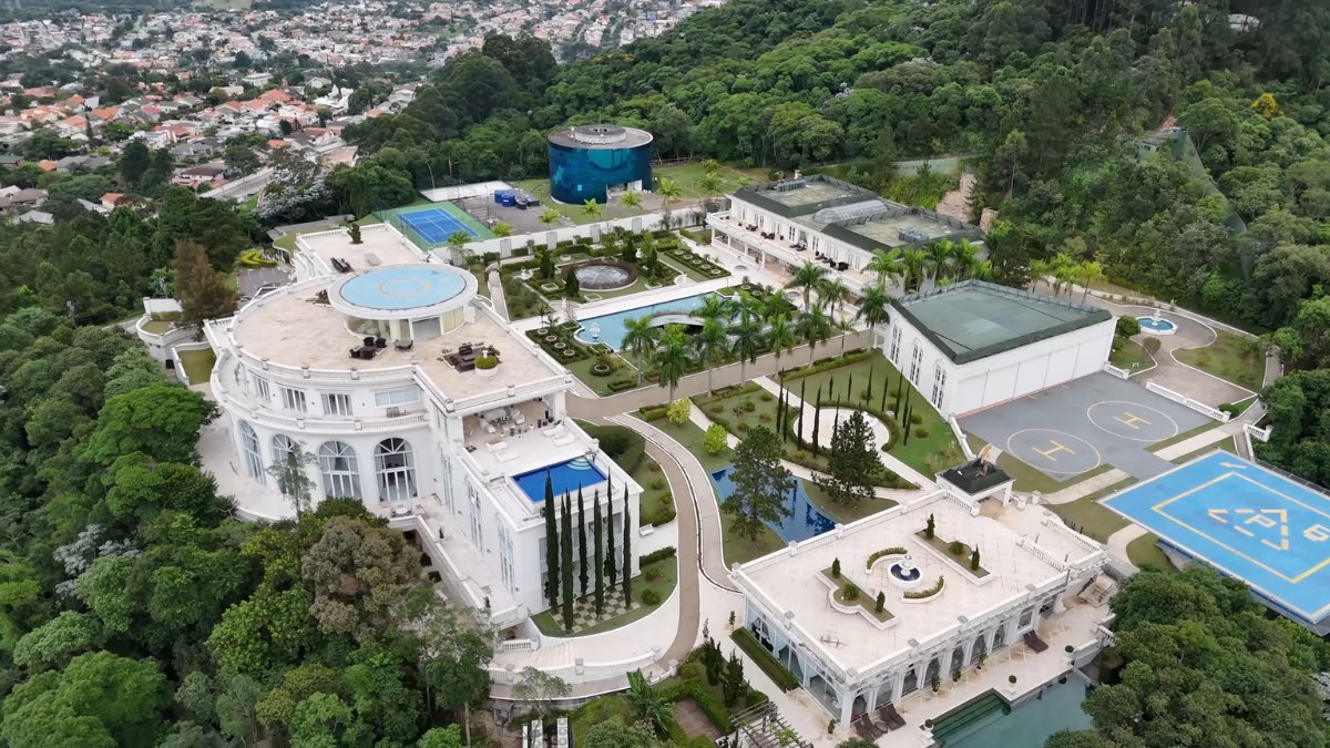 Projeto inclui espaços amplos, jardim central e estrutura que permite viver sem sair de casa