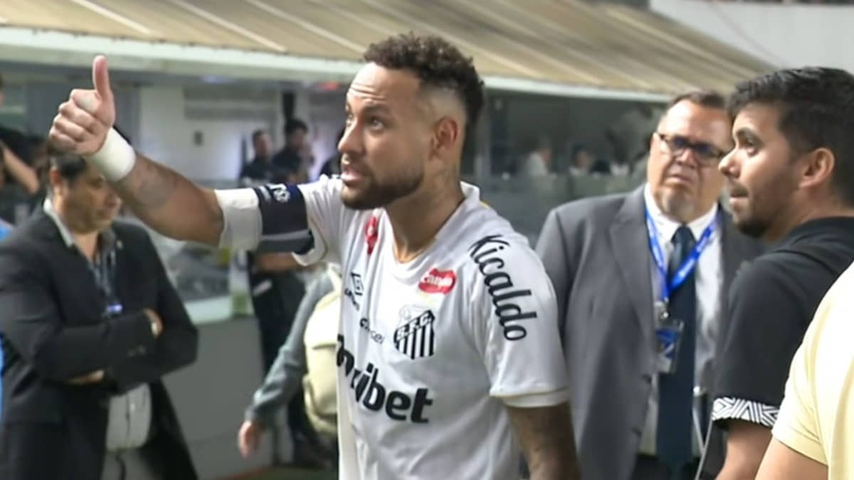 Neymar, ao final do jogo na Vila Belmiro, vai até o alambrado discutir com torcedor