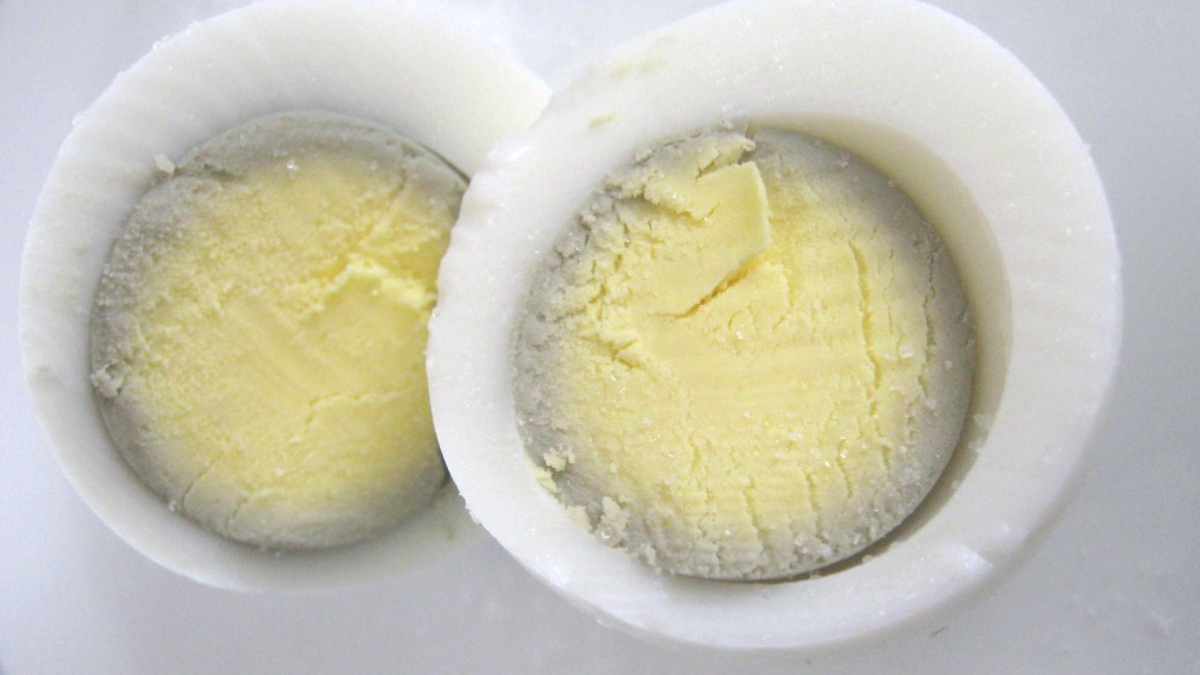 Se um ovo for cozido por muito tempo, os compostos de enxofre da clara reagem com o ferro da gema, criando sulfeto de ferro