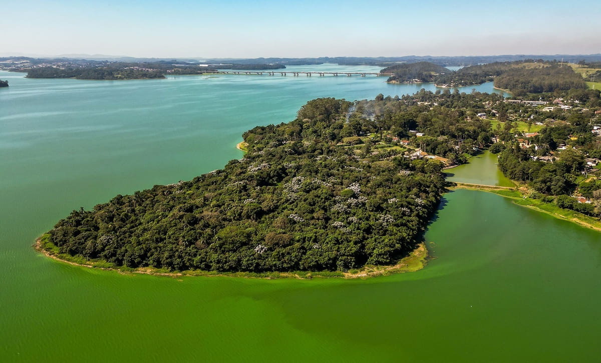 Para quem viaja rumo ao litoral, a visão da represa ao longo da Rodovia dos Imigrantes se tornou um dos cartões-postais da viagem