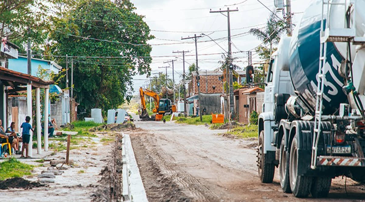 As obras de pavimentação de ruas também fazem parte do plano municipal contra enchentes