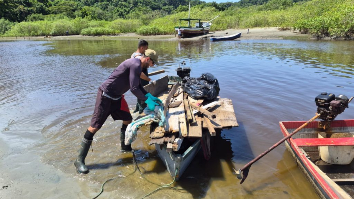 Dentro do universo de plásticos encontrados nas praias paulistas, 60% são itens de uso único