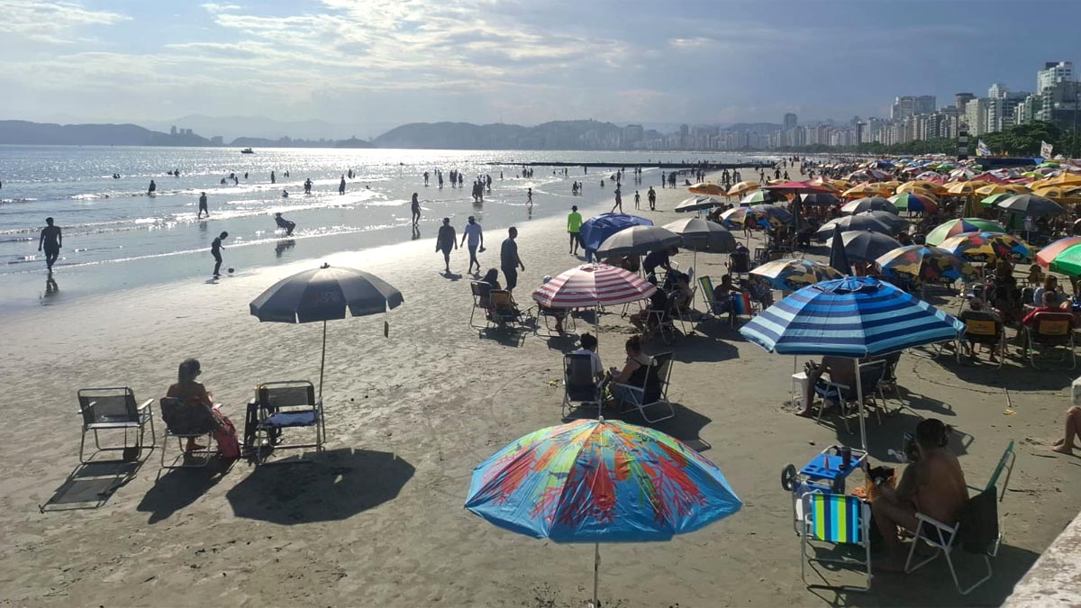 Praia de Santos em um dia de calor recente com a chuva se formando ao fundo da paisagem