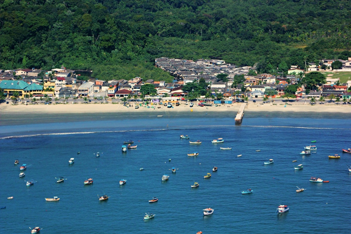 Praia do Perequê, no litoral de Guarujá, esteve imprópria para banho em 98% das semanas de 2024