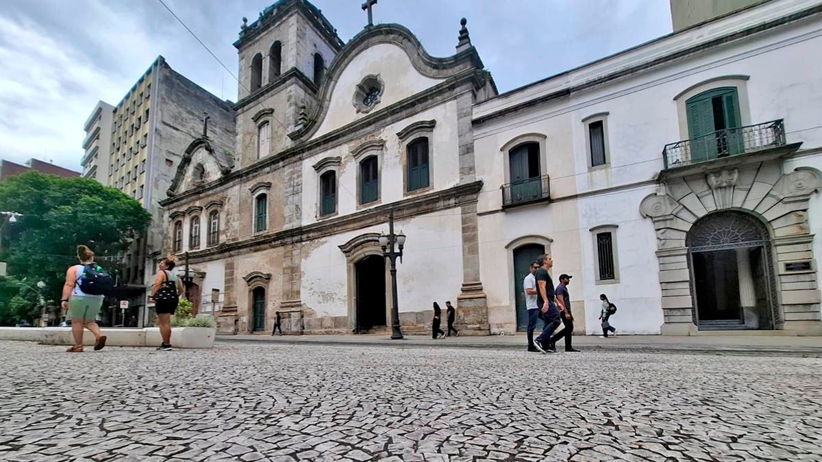 Ruas em paralelepípedo de Santos são preservadas por integrarem áreas envoltórias de bens tombados