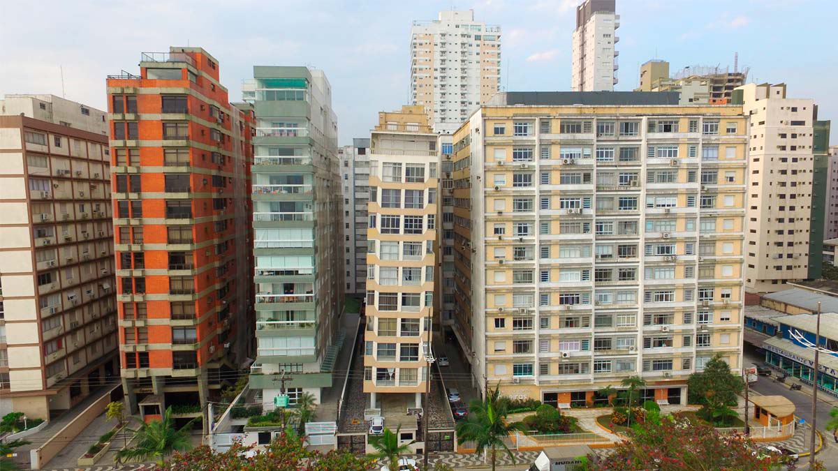 A primeira alternativa é a construção de uma nova base sob o edifício