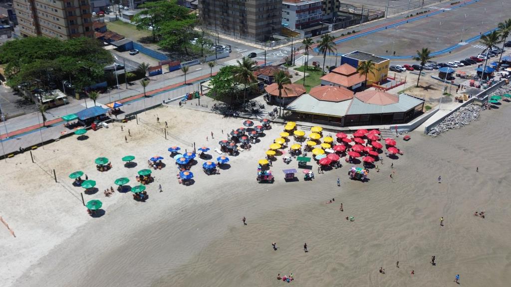 Mongaguá é conhecida pelo forte fluxo de visitantes, principalmente na alta temporada, e os quiosques fazem parte da experiência turística local há décadas.
