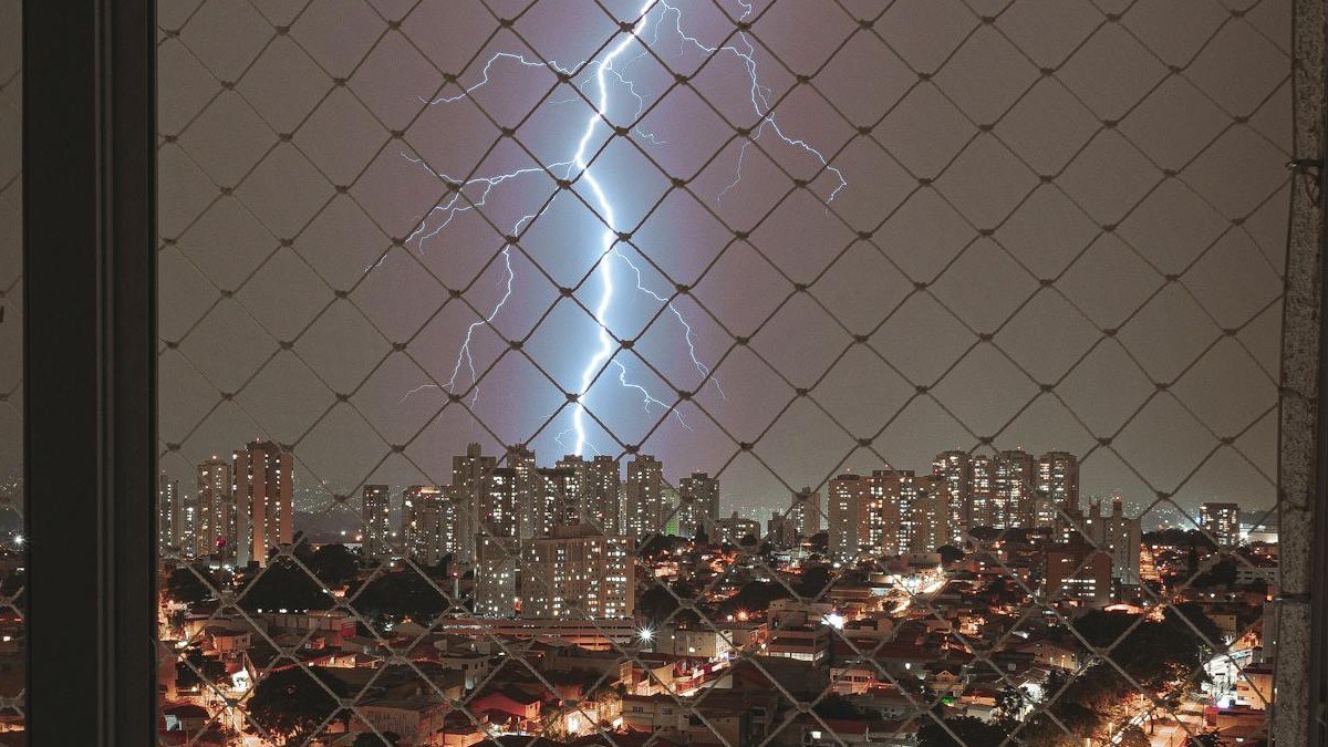 Raios e fortes trovões atingem cidade durante instabilidade climática