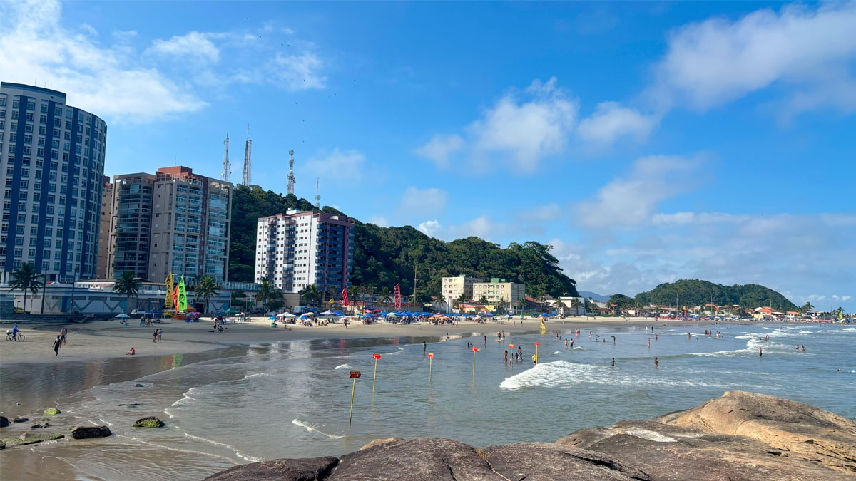 Seu nome, originário do tupi-guarani, significa "Pedra que Canta" e "Pedra que Chora", fazendo referência ao som produzido pelas ondas do mar ao baterem nas rochas da costa local