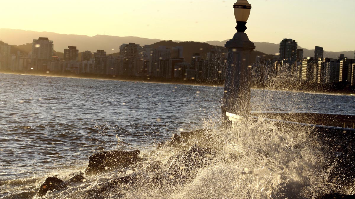 Ressaca e fortes ondas atingem praia no litoral de SP