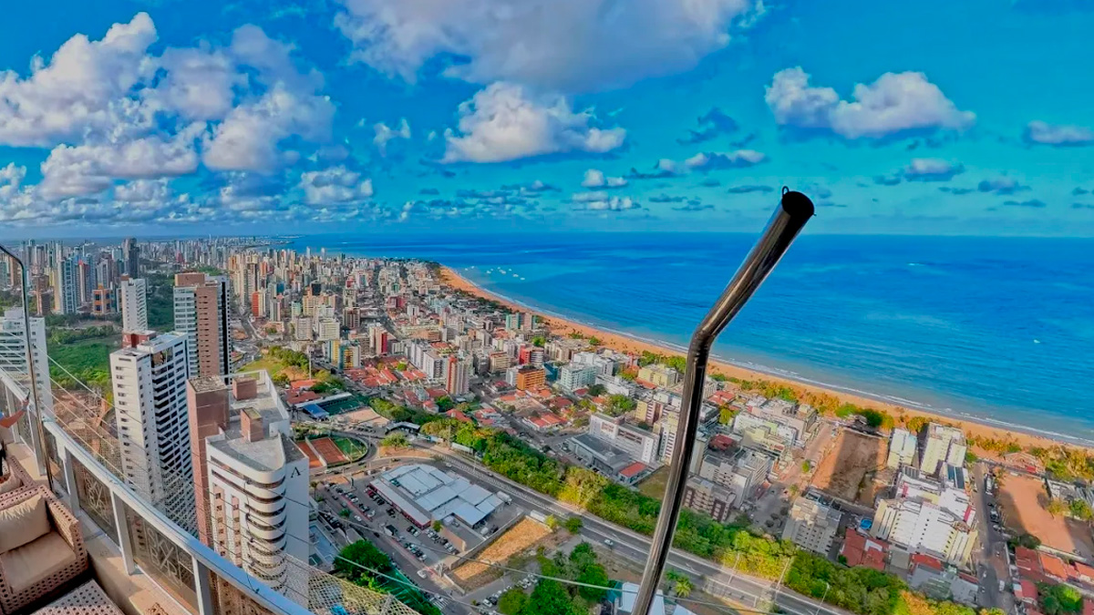 Para quem busca um fim de tarde inesquecível em João Pessoa, a pedida é subir até o Skybar João Pessoa, considerado o rooftop mais alto do Brasil com vista para o mar.