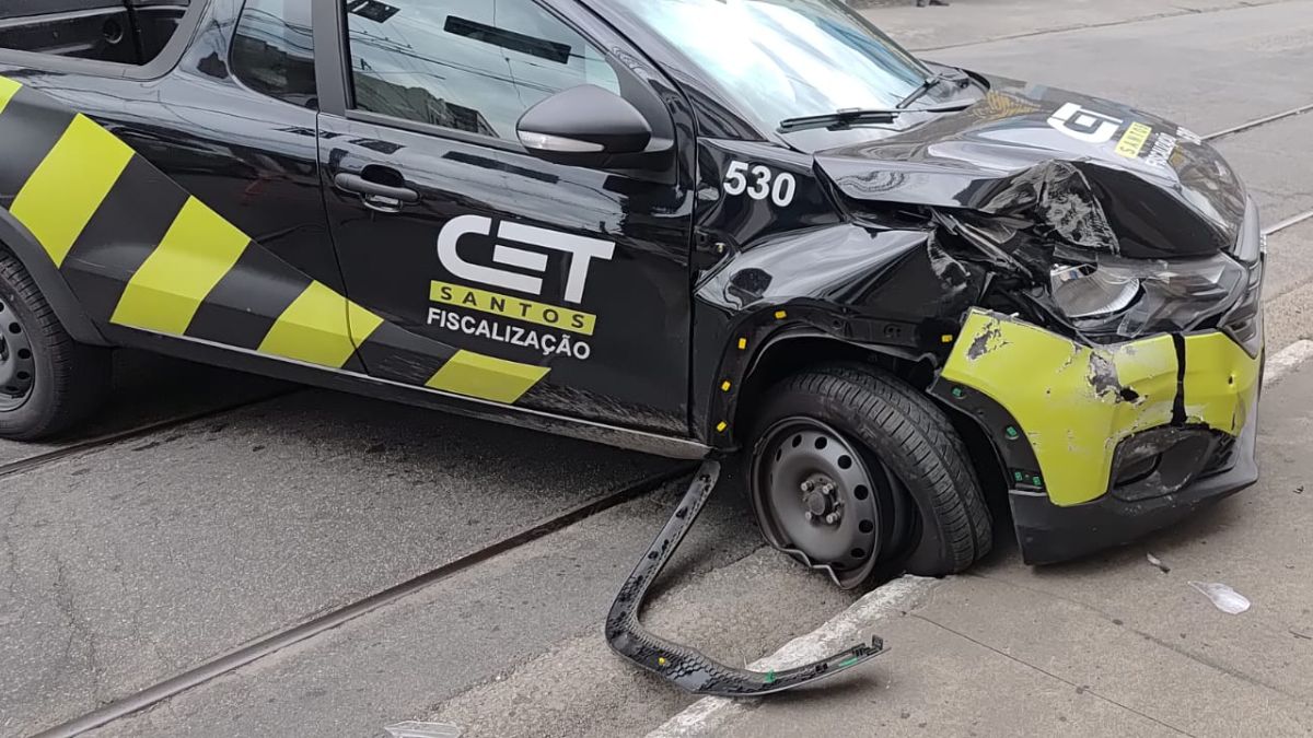 Veículo da CET-Santos bateu contra um muro na tarde desta quarta-feira