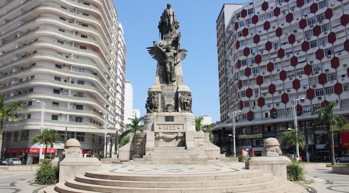 Situada no coração do Gonzaga, a praça é considerada um dos pontos mais simbólicos da cidade