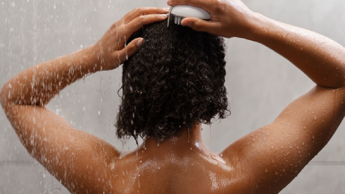 Quando se toma banhos quentes e excessivamente longos, se aumenta a possibilidade da remoção dessa camada protetora, além de demais microrganismos benéficos para o funcionamento do corpo